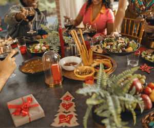 Reisende teilen eine Mahlzeit am Tisch; kulinarisches Motiv der CREAOS-Osttürkei-Reise